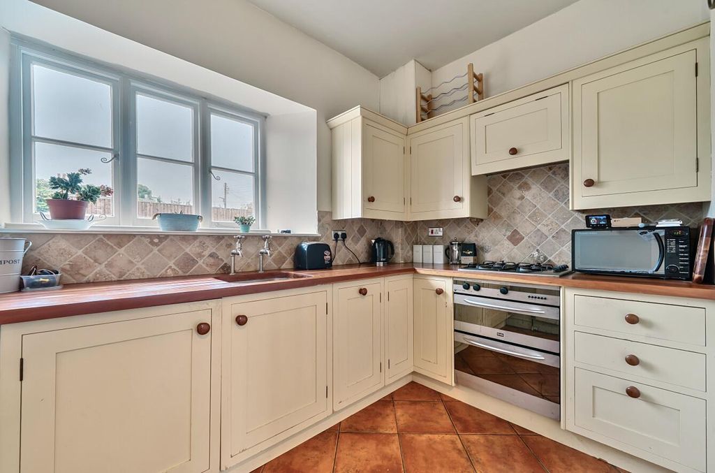 Property photo 2 of 10 Kitchen