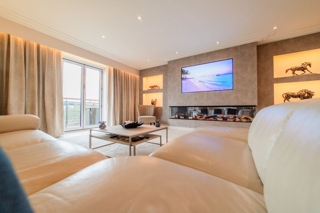 Property photo 2 of 42 Award-Winning Media Team On Every Listing_5