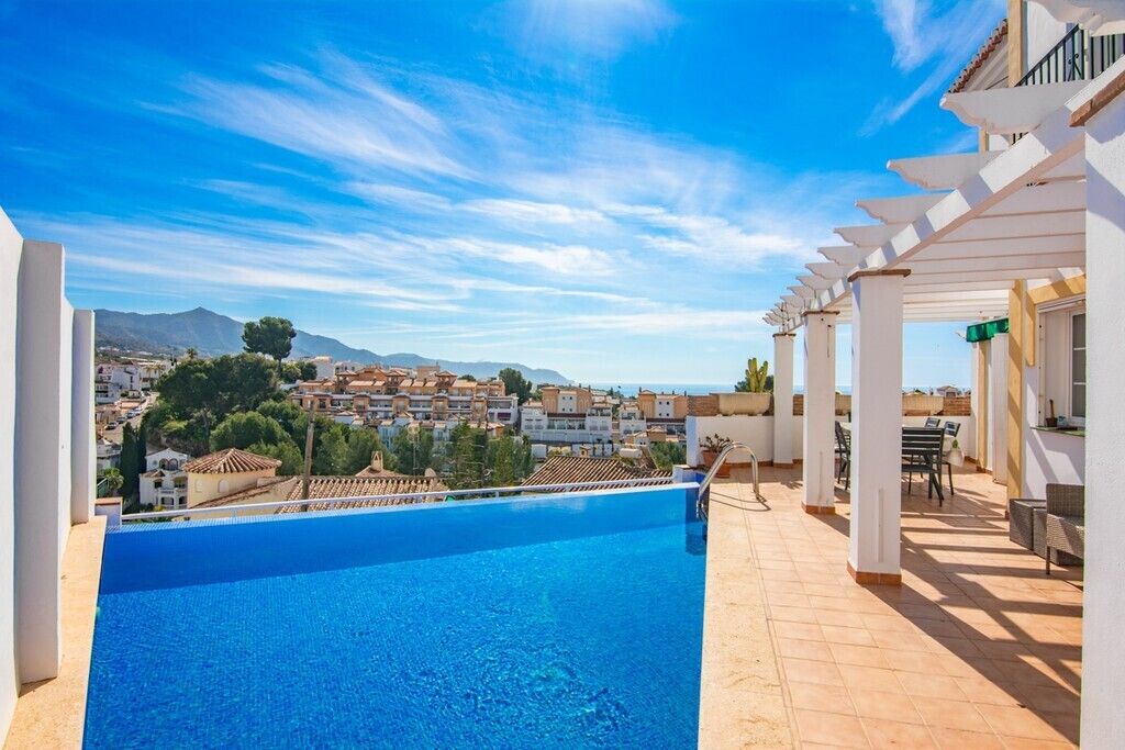 Property photo 3 of 10 Infinity Pool