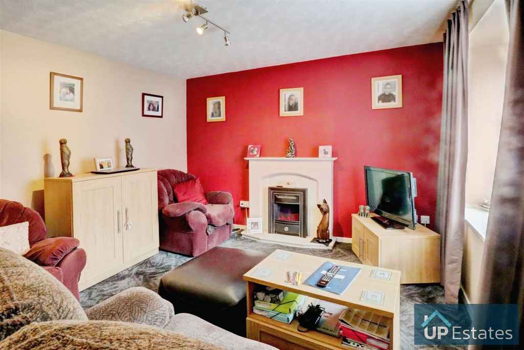 Property photo 3 of 11 Living Room