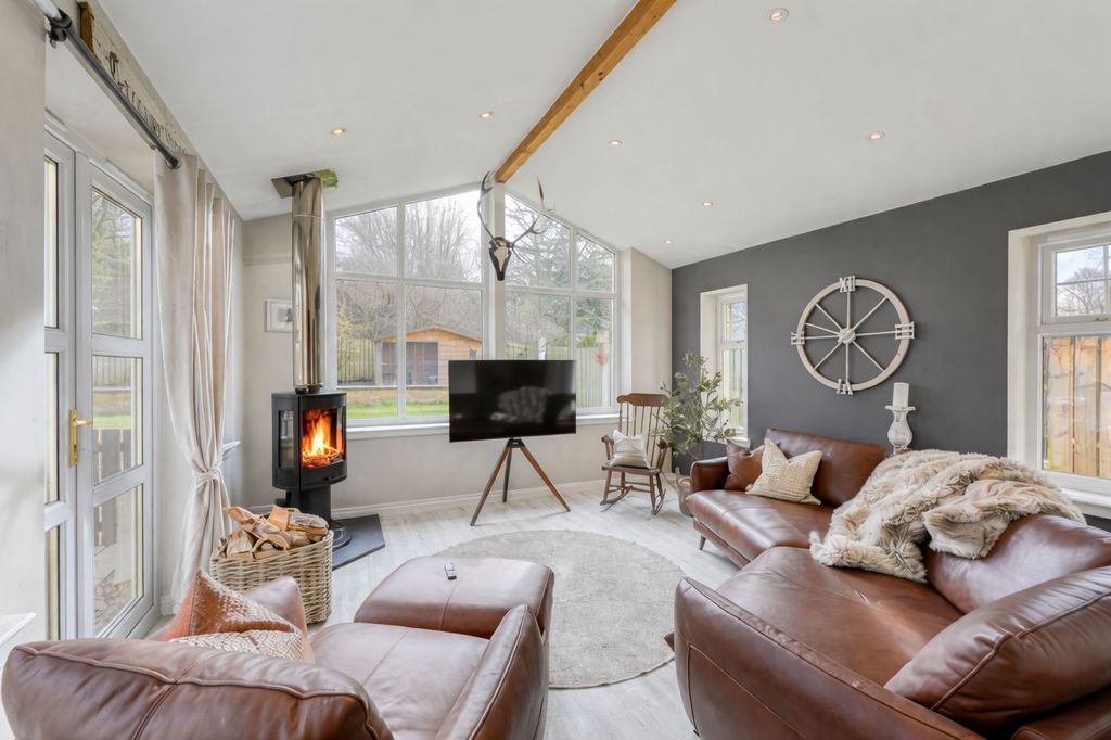 Property photo 2 of 31