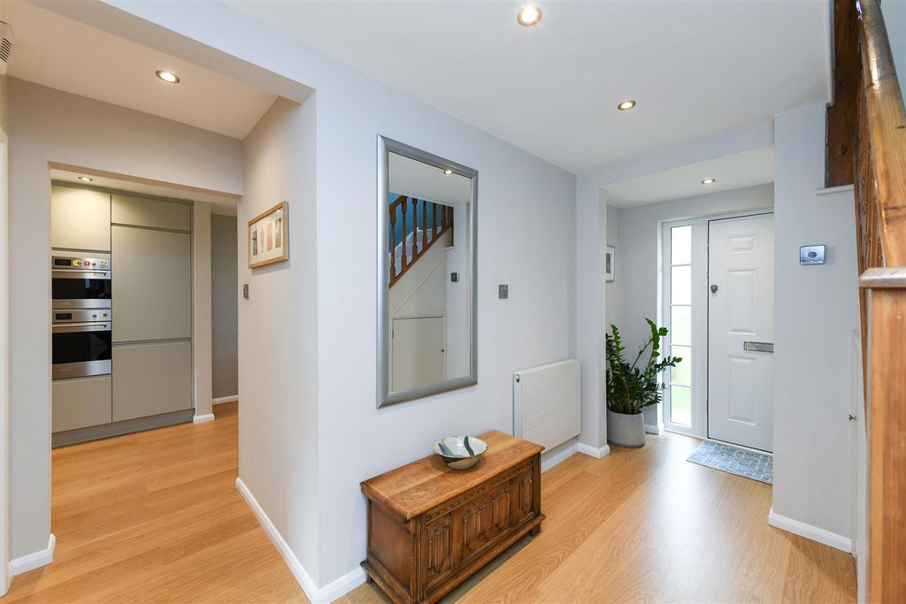 Property photo 3 of 26 5Burnehamclose-33.Jpg