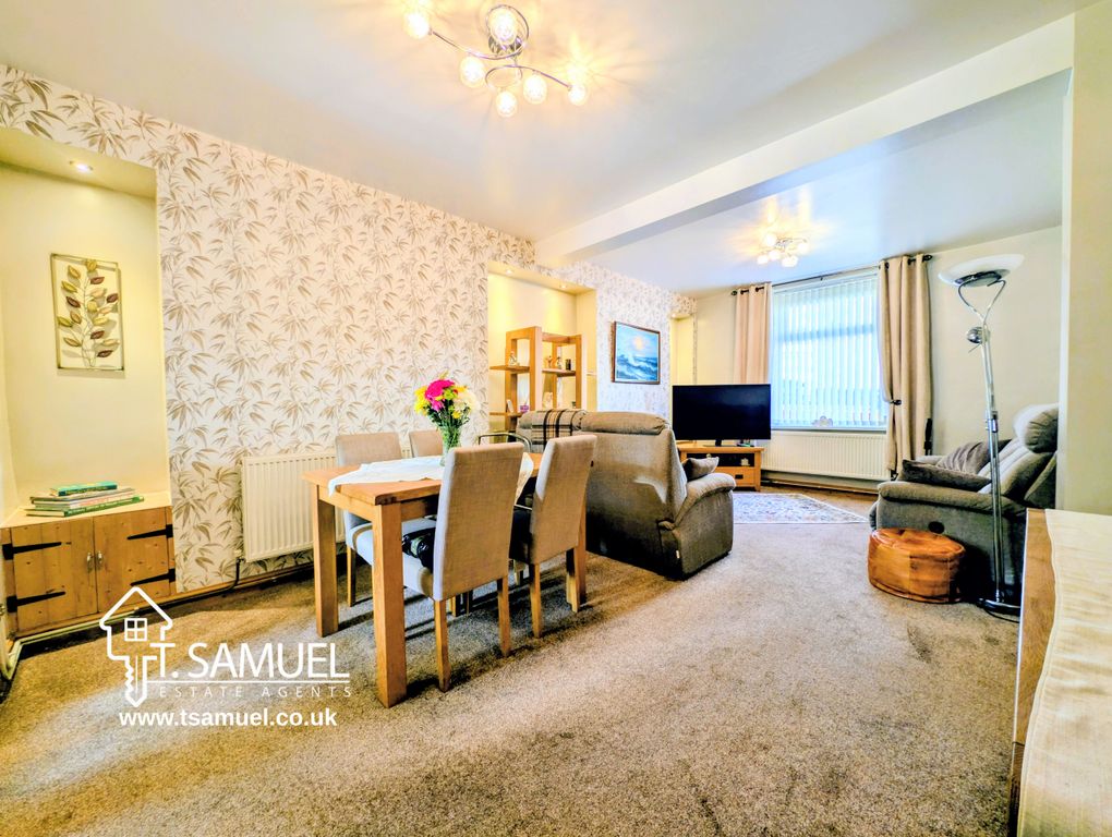 Property photo 3 of 28 Lounge