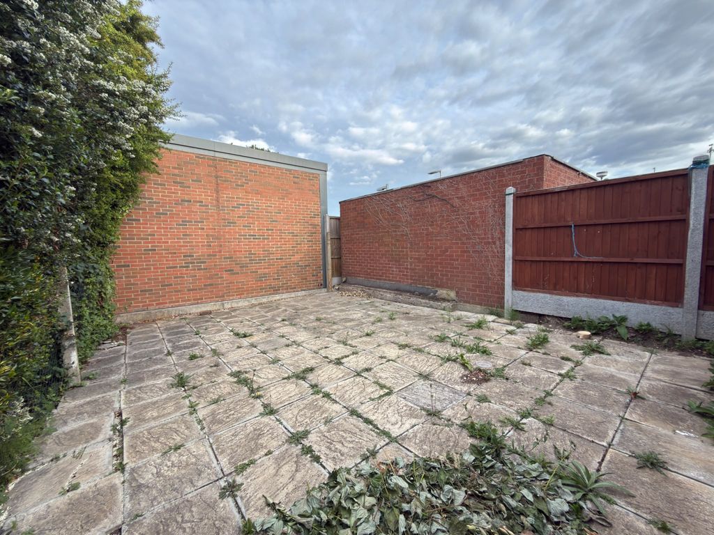 Property photo 1 of 12 Two Bedroom Ground Floor Flat Close To South Woodford Station- £1900