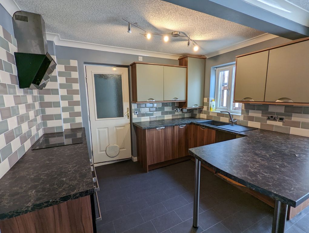 Property photo 3 of 10 Kitchen