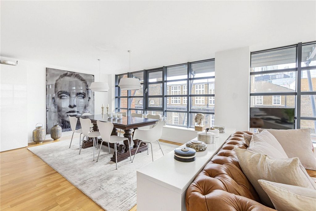 Property photo 3 of 36 Reception