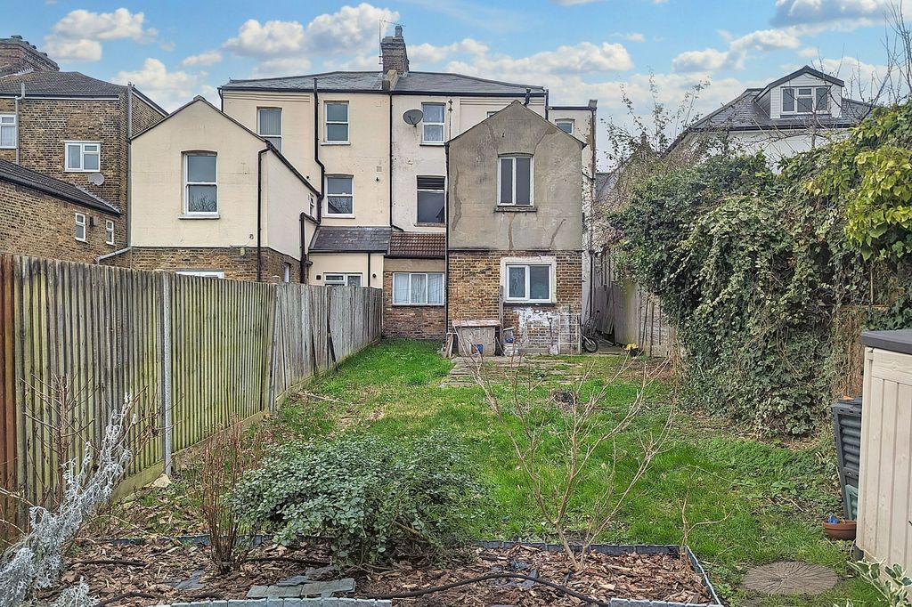 Property photo 3 of 17 26A St Pauls Road, Thornton Heath, Cr7 8Nb