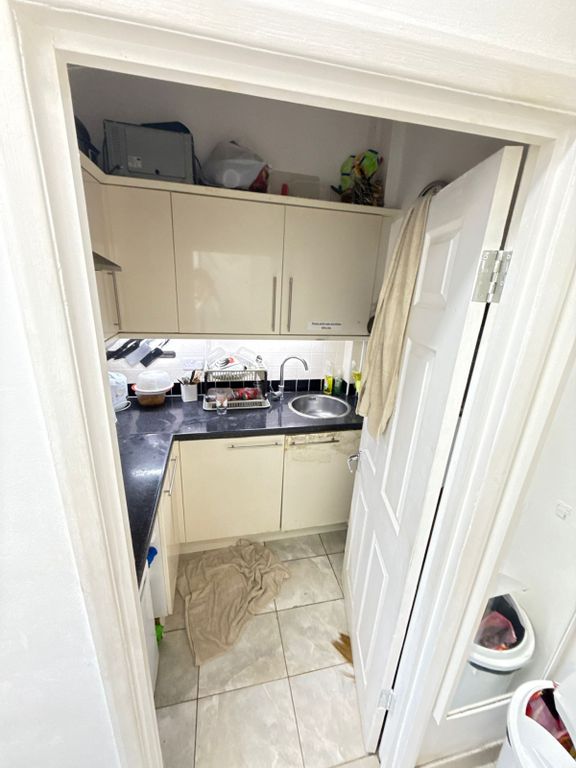 Property photo 3 of 7 Kitchen