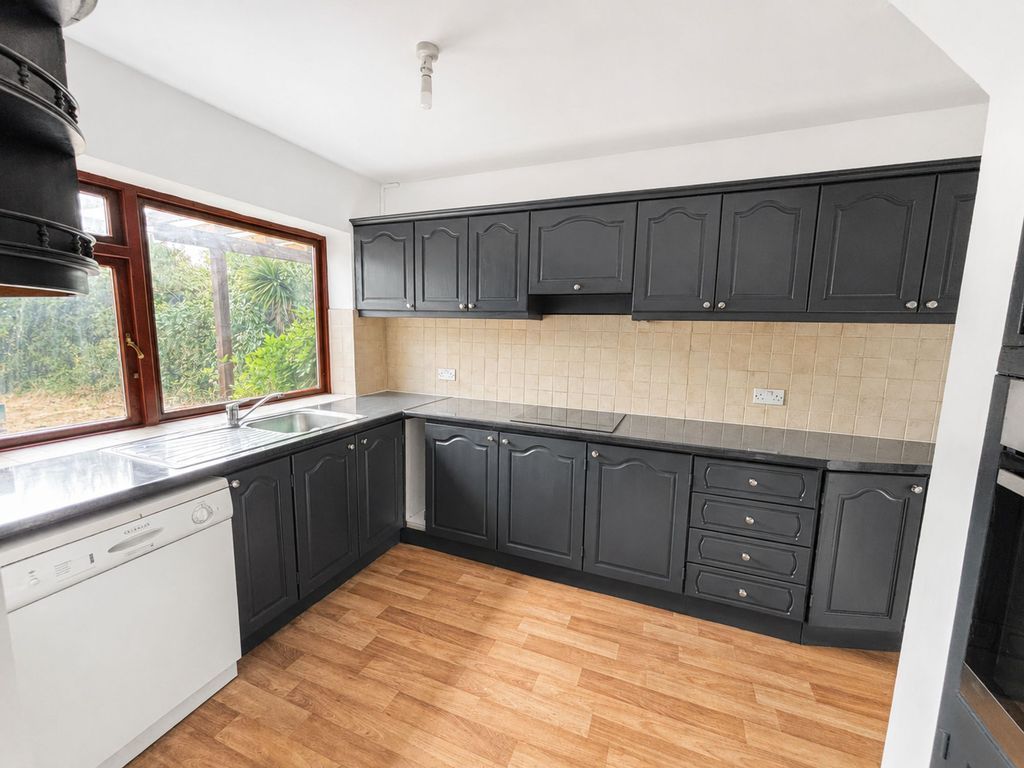 Property photo 3 of 24 Whitehall Close Ig7