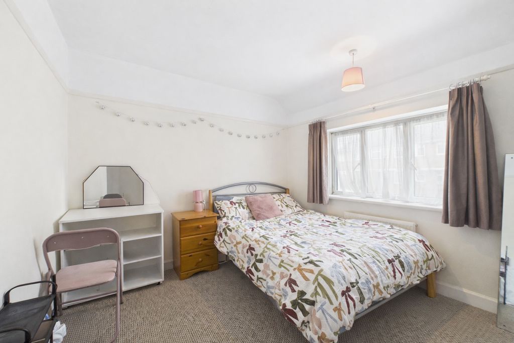 Property photo 1 of 8 Photo 11