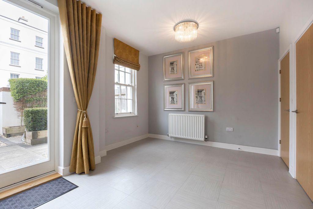 Property photo 3 of 20 Gloucester Place-08