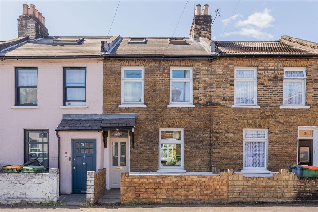 Property photo 1 of 30 Sylvan Road, E7