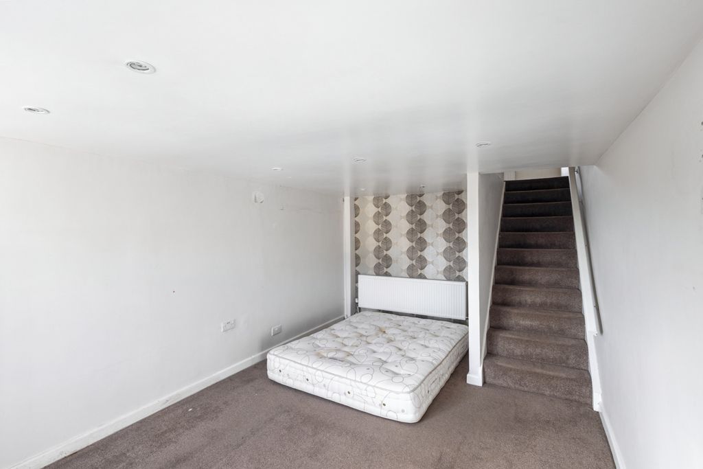 Property photo 2 of 18 19 Lodge Gate Close, Denholme, Bradford, Bd13 4Ed