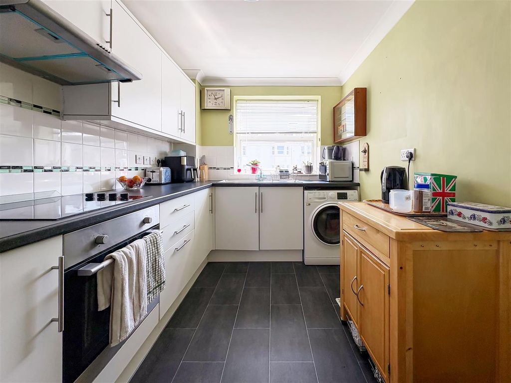 3 bed flat for saleSt. Augustine Road, Littlehampton BN17 photo 4