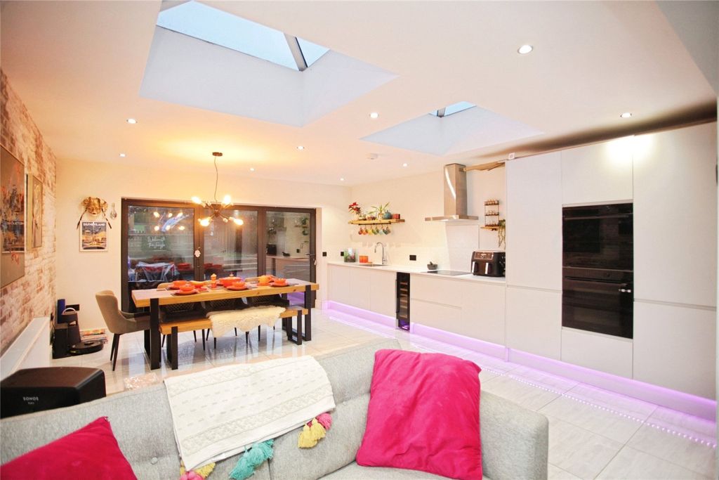 Property photo 2 of 33 Picture No. 21