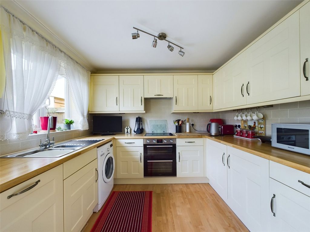 Property photo 3 of 14 Kitchen