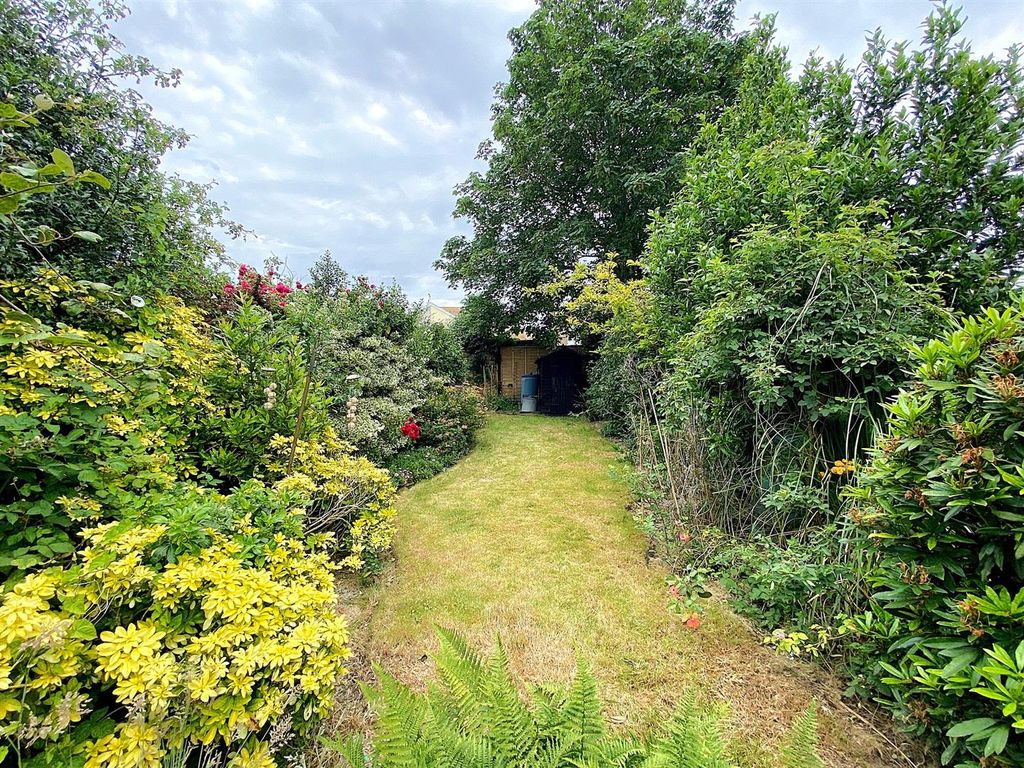 Property photo 2 of 12 18 Cambridge Road - Garden1.Jpg