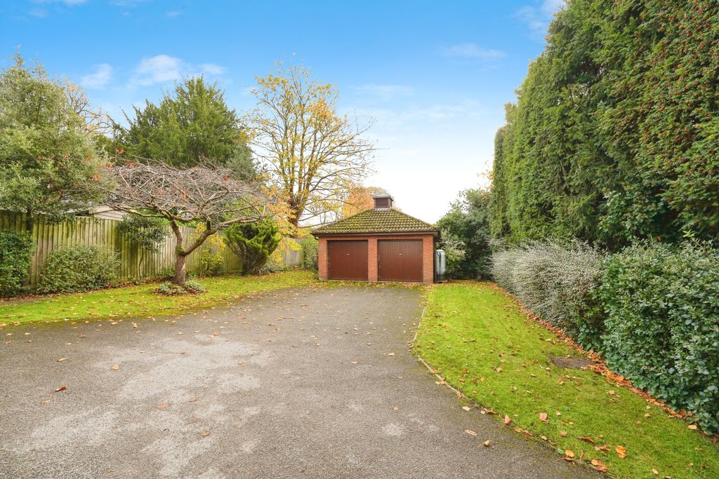 Property photo 2 of 20 Front/Driveway/Double Garage