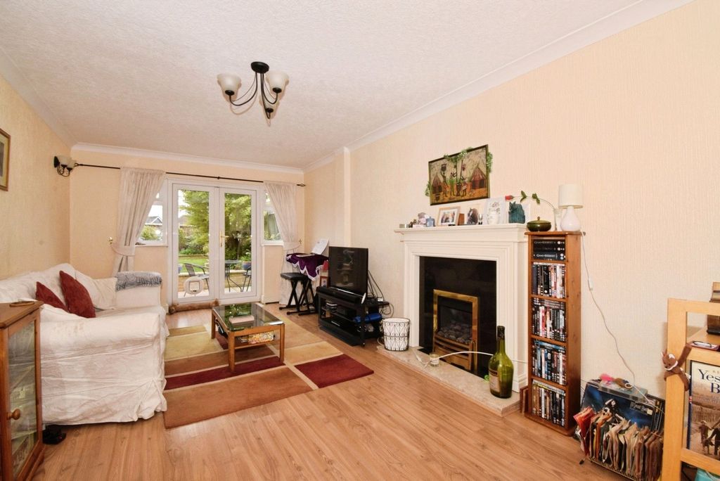 Property photo 3 of 17 Lounge