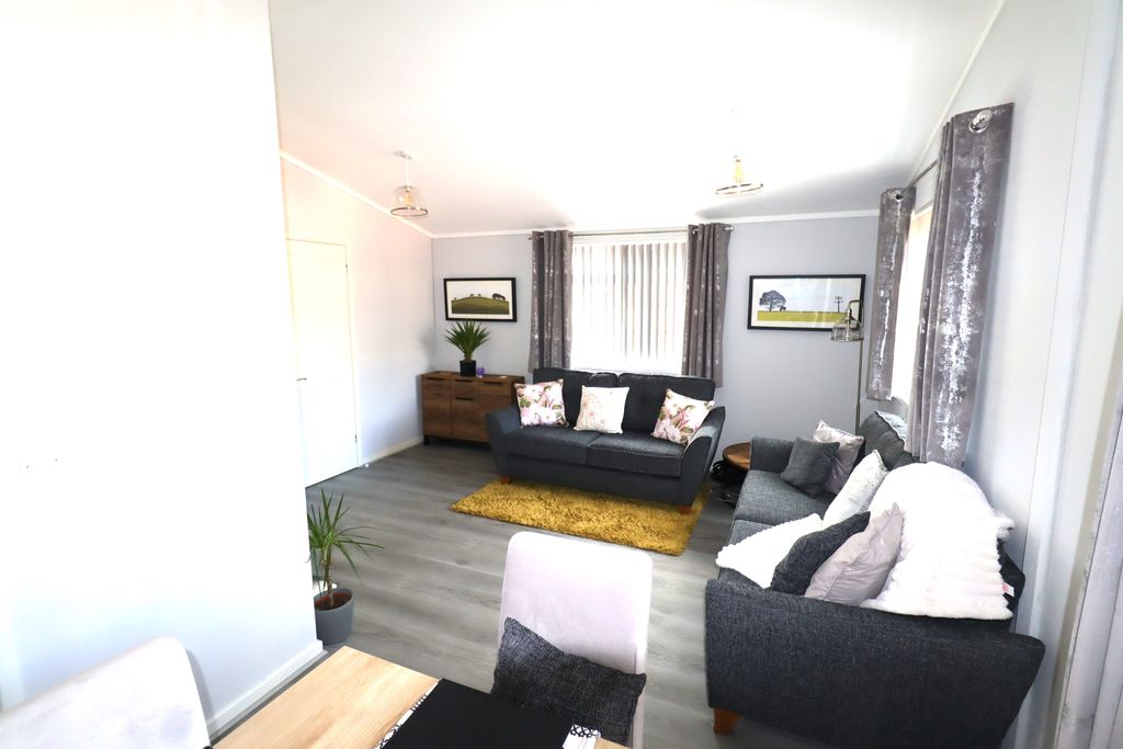 Property photo 3 of 14 Lounge/ Dining Room