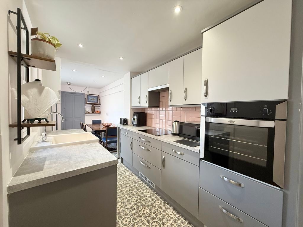 Property photo 3 of 17 Kitchen