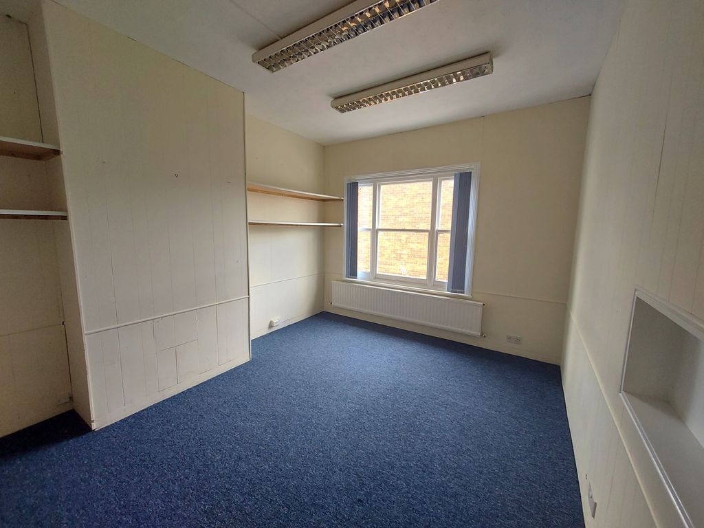 Property photo 3 of 4 Middle Office