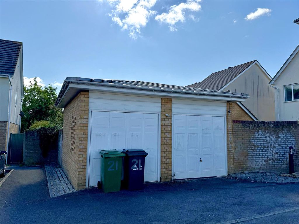 Property photo 3 of 14 Garage.Jpg
