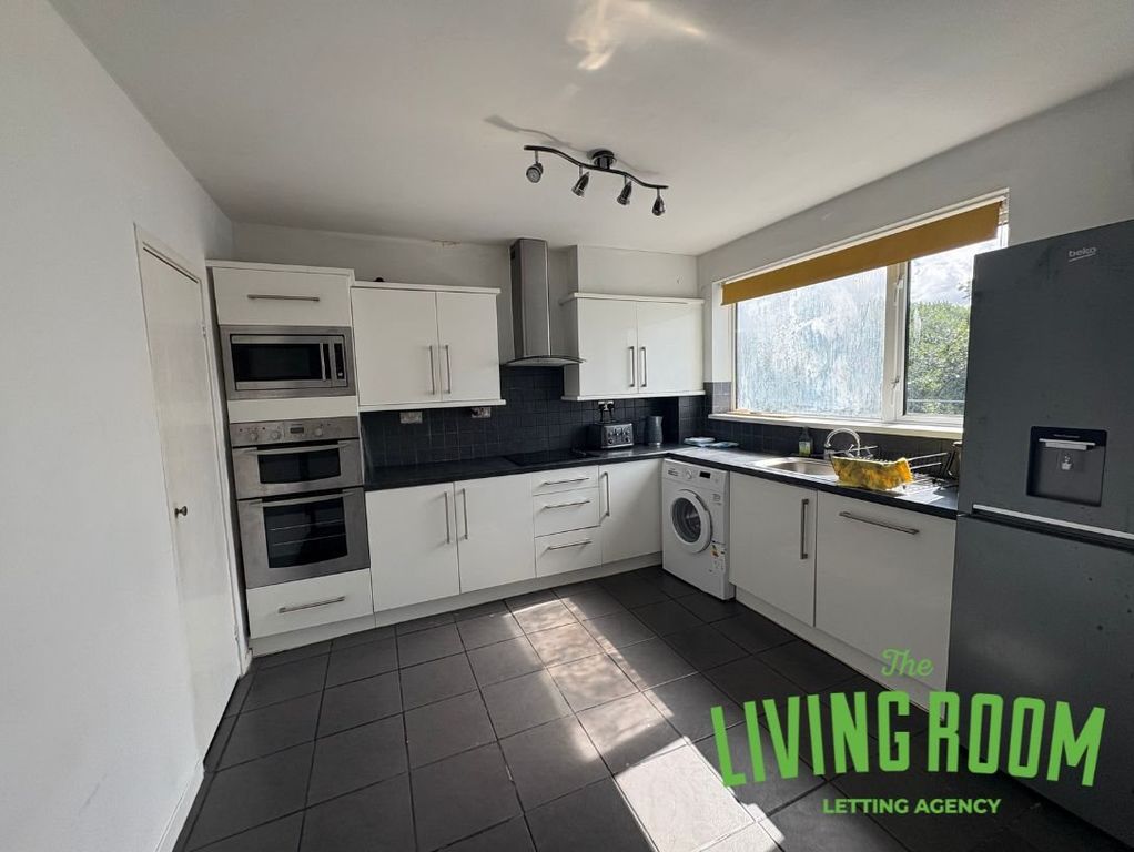 Property photo 2 of 7 Kitchen