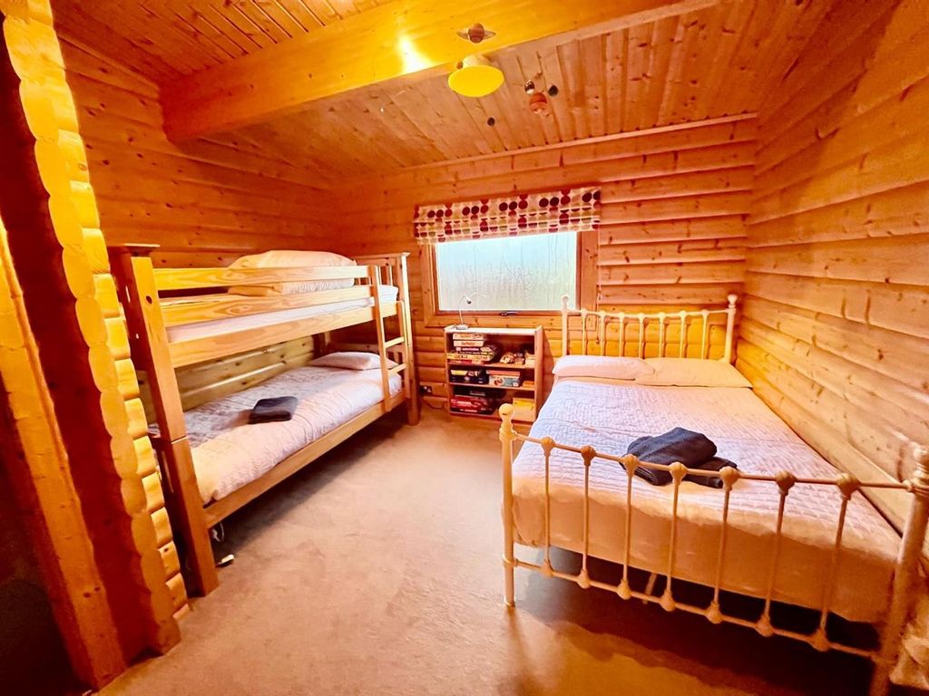 Property photo 3 of 12 Bedroom.Jpeg