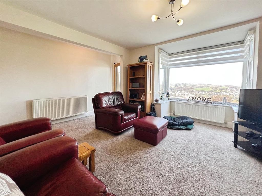 Property photo 3 of 37 Lounge