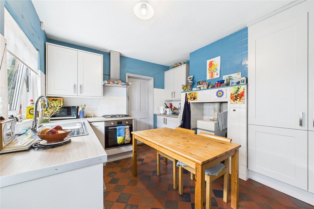 Property photo 3 of 18 Kitchen
