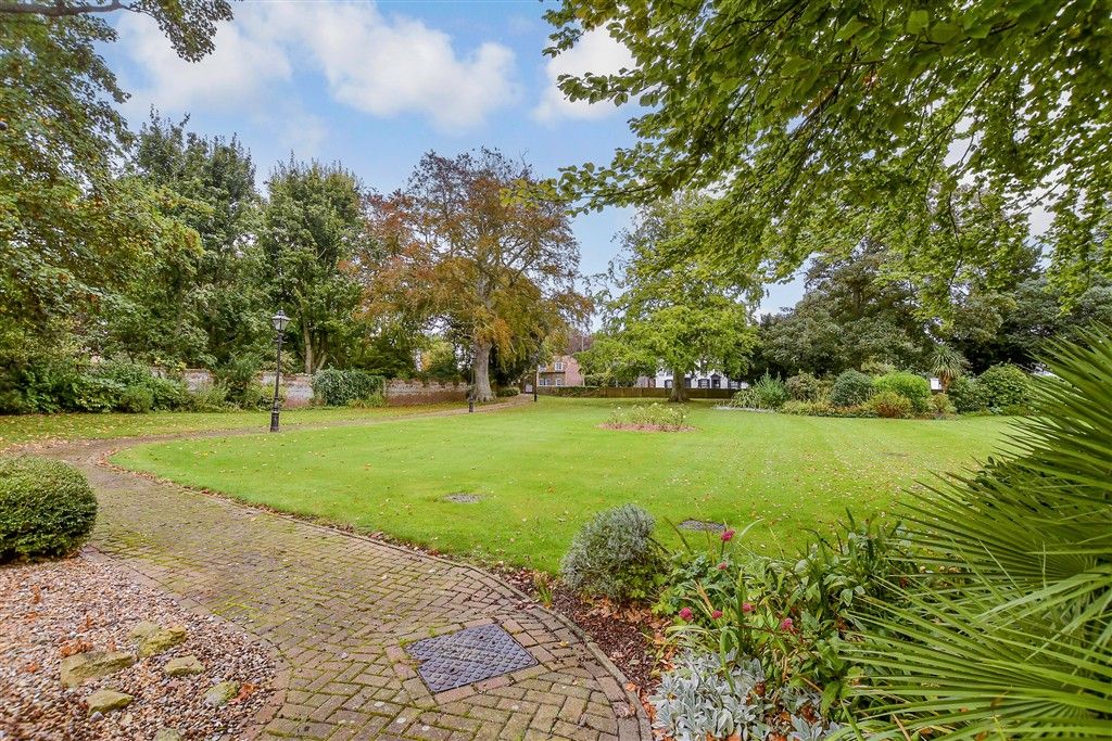 Property photo 2 of 9 Gardens