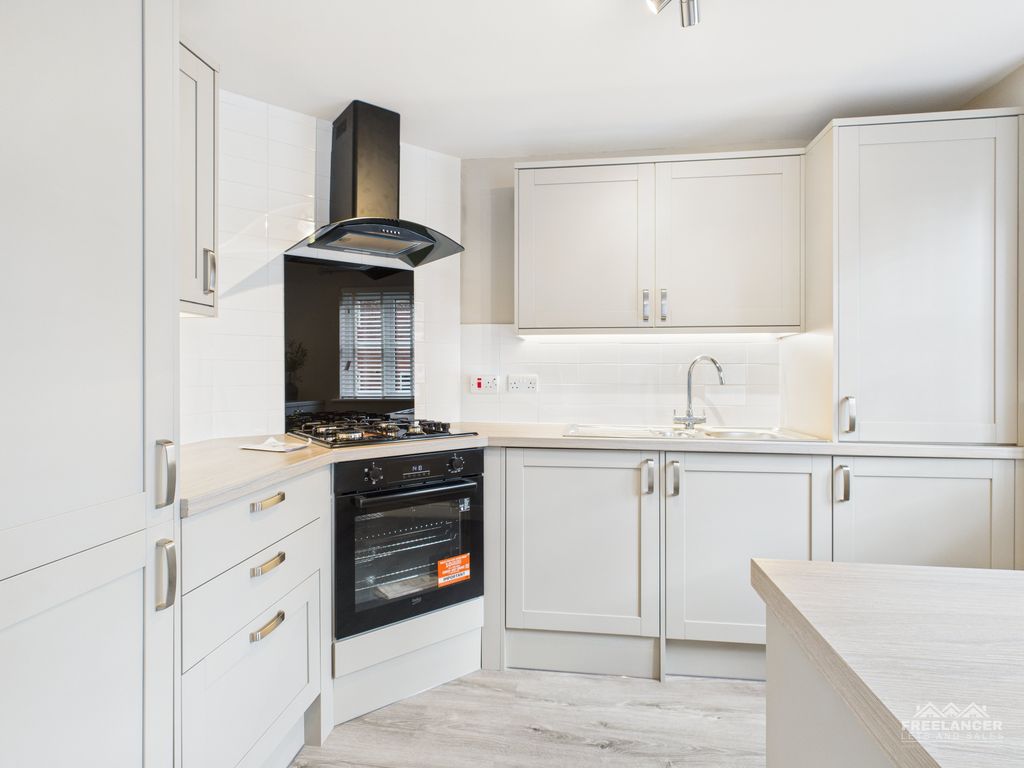 Property photo 3 of 18 Kitchen