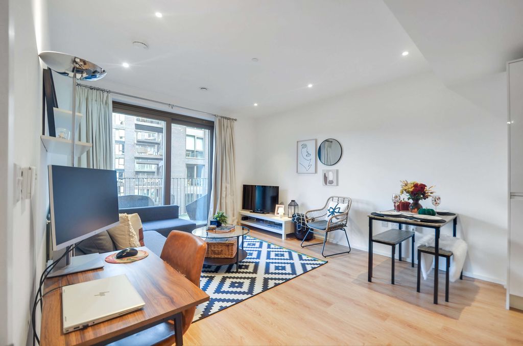 Property photo 2 of 22 Lounge (1).Jpg