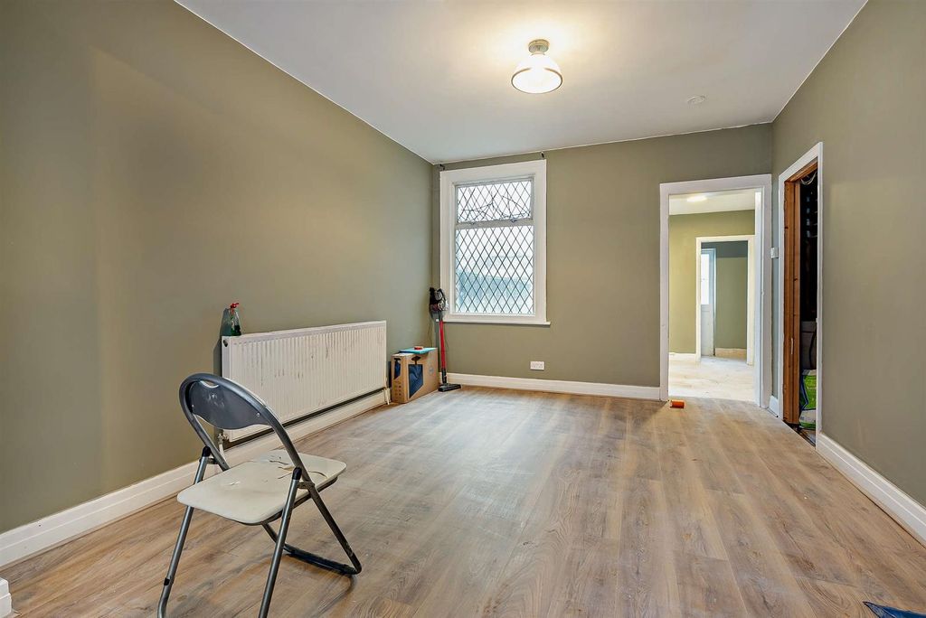 Property photo 3 of 8 8673587-Interior07-800.Jpg