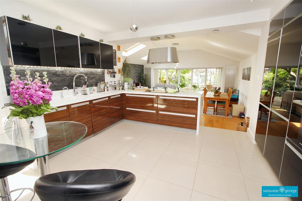 Property photo 2 of 24 Kitchen