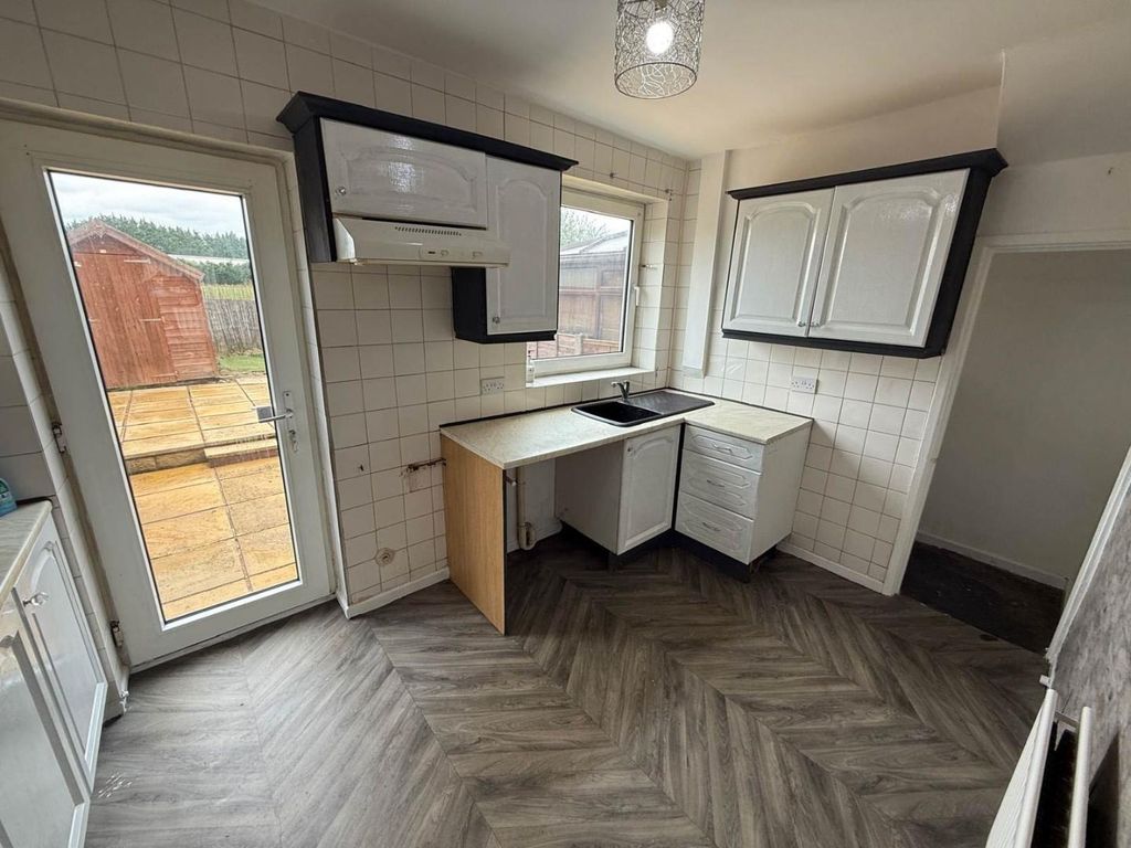 Property photo 3 of 11 Kitchen