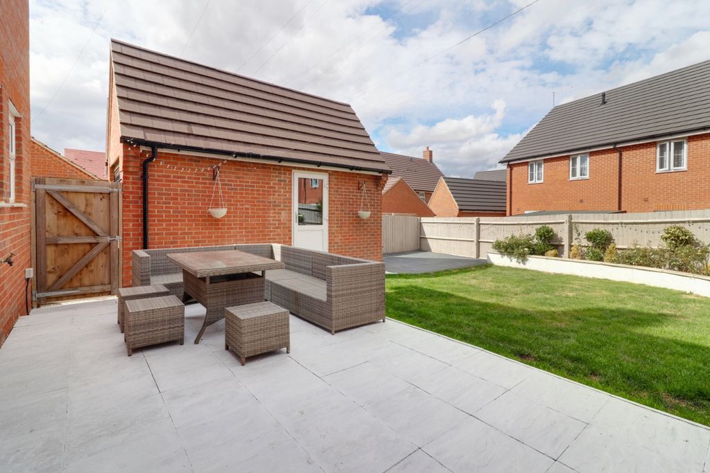 Property photo 2 of 19 2. Garden 1