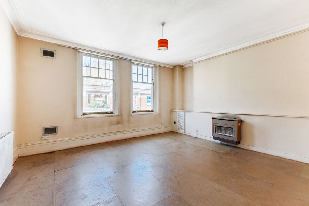 Property photo 3 of 11 Flat 23 Russell Chambers, Bury Place, Bloomsbury, London WC1A 2Ju