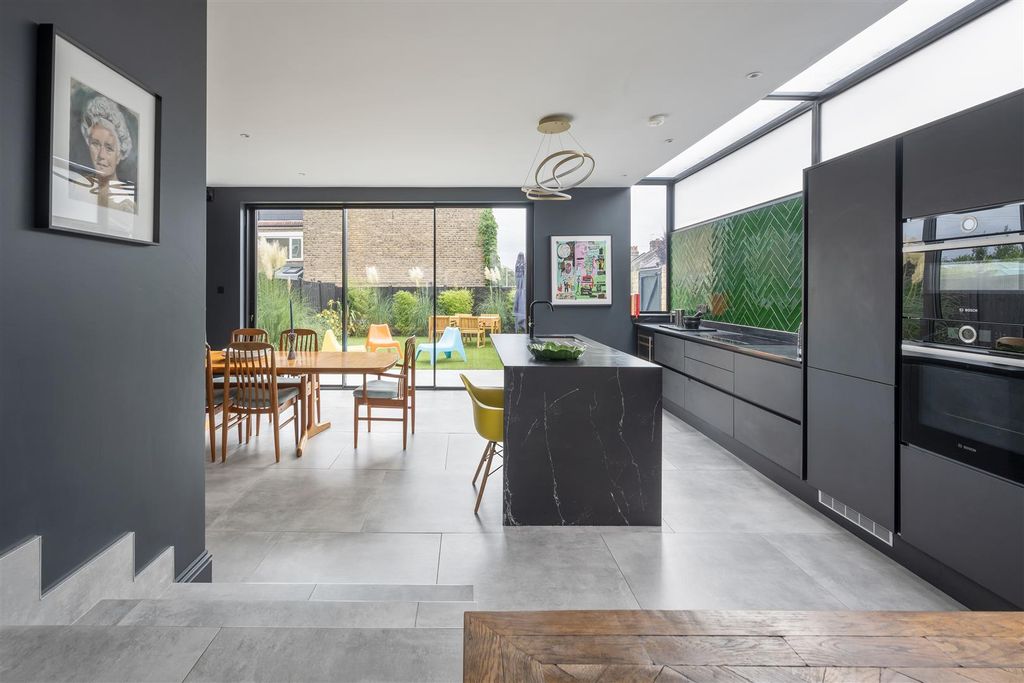 Property photo 1 of 41 Ashford Road, E18