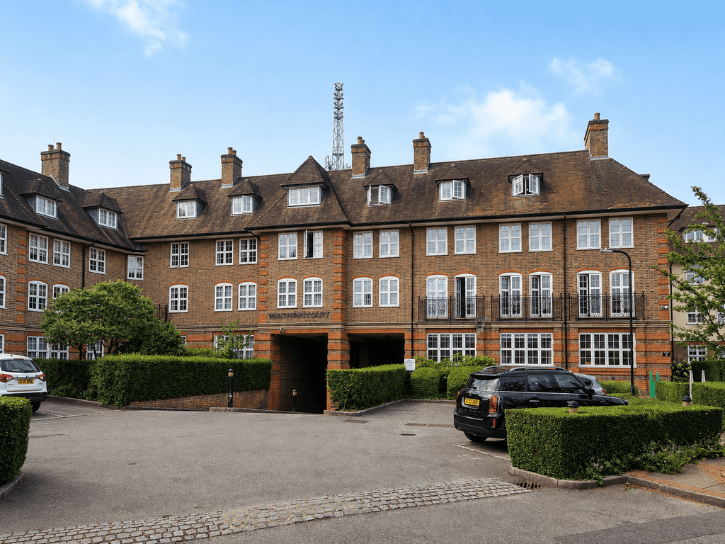 Property photo 1 of 15 2 Bedroom, 2 Bathroom Apartment With Secure Parking In Garden Suburb At Golders Green Nw11