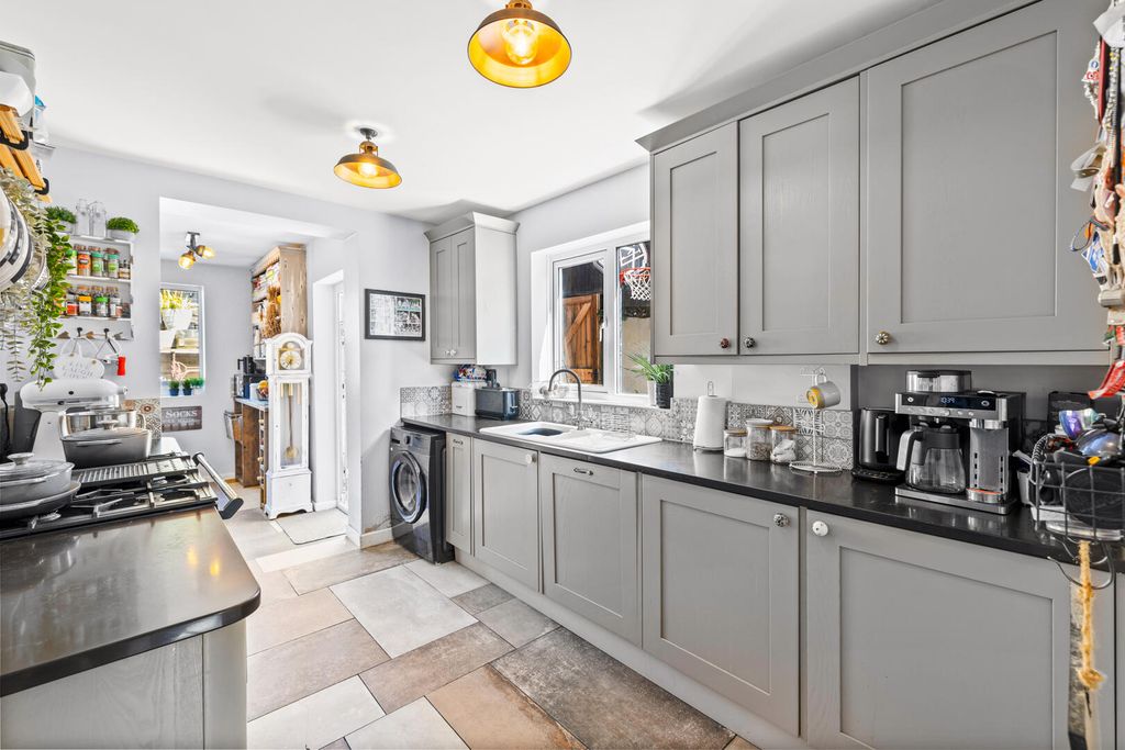 Property photo 3 of 20 Kitchen