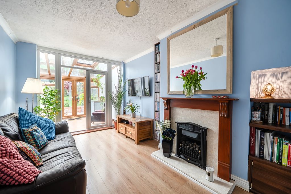 Property photo 3 of 18 Lounge