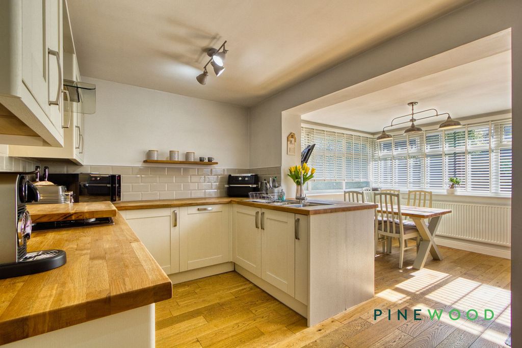 Property photo 2 of 17 Kitchen / Dining Room / Sun Room