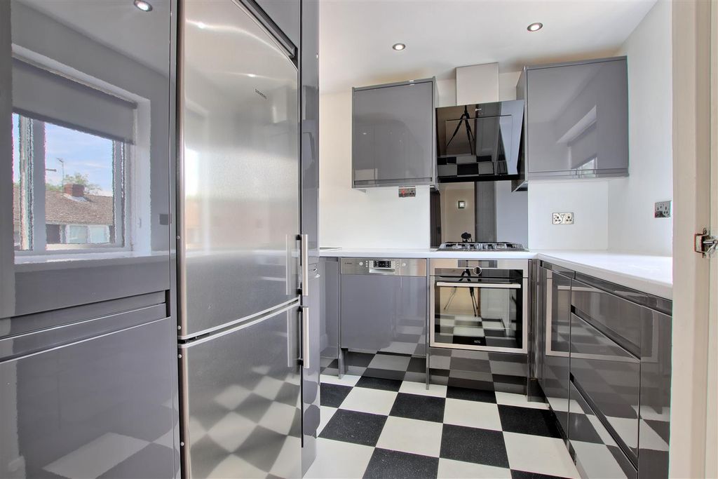 Property photo 2 of 6 Kitchen.Jpg