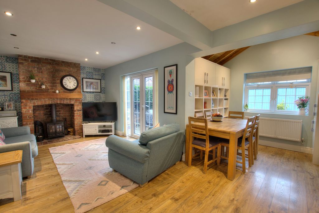 Property photo 2 of 25 2. Family Kitchen