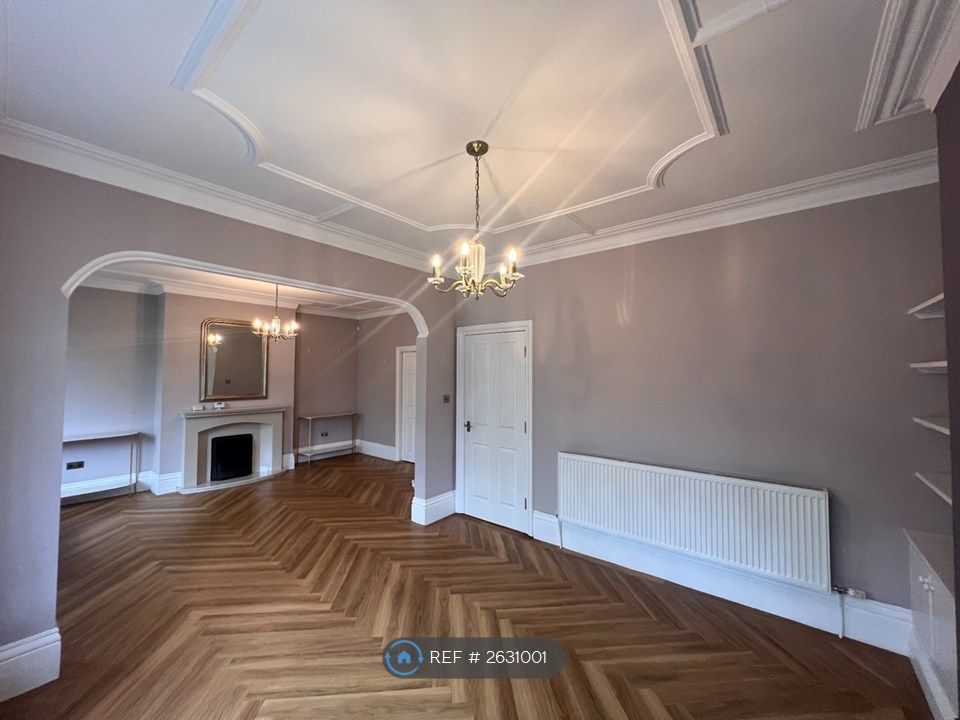 Property photo 3 of 35 Spacious Lounge