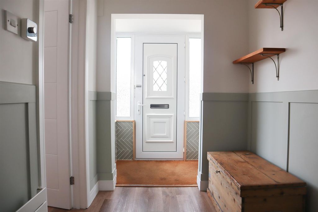 Property photo 2 of 12 Entrance Hall