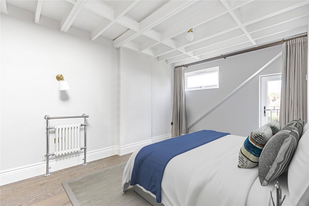 Property photo 3 of 9 Principal Bedroom