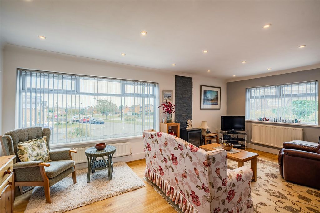 Property photo 2 of 18 Lounge.Jpg